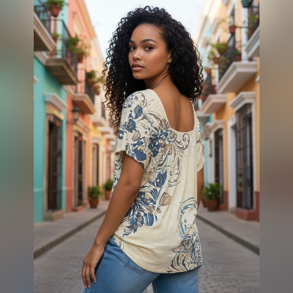 ✨️Yellow Tunic with a Beautiful Scroll Design and Blue Jewels On It - Picture 2 of 10